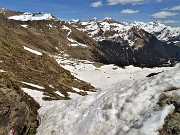 61 Dalla Forcella Rossa scendo con attenzione nel primo tratto per neve molliccia e scivolosa 